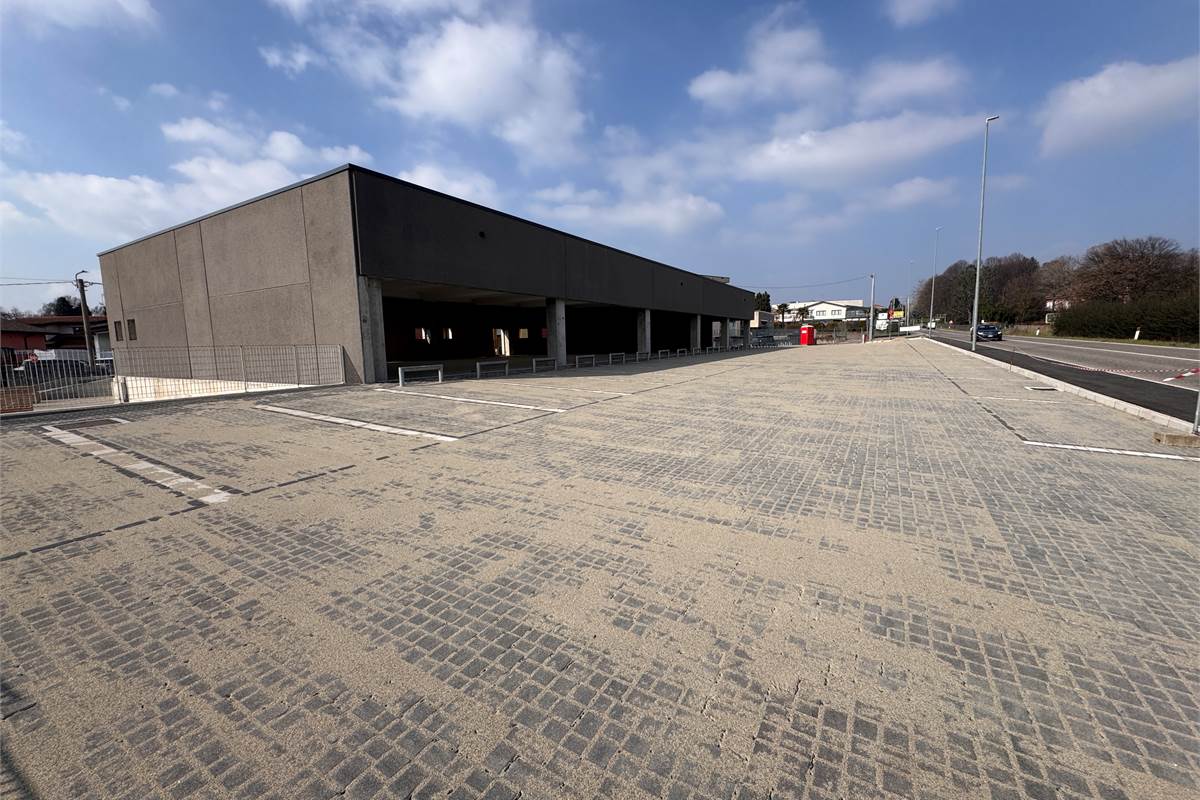 Locale commerciale in vendita a Fino Mornasco