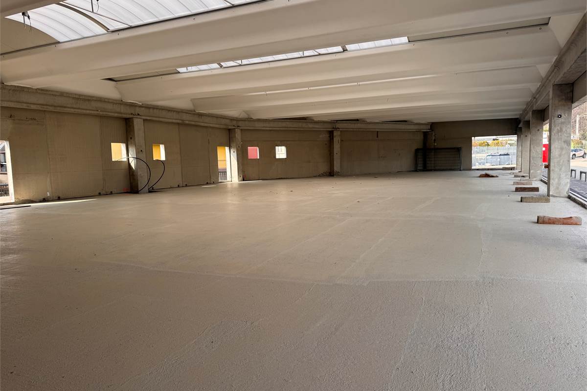 Locale commerciale in vendita a Fino Mornasco