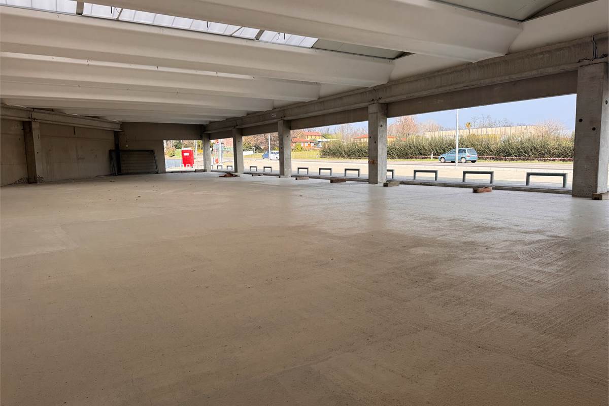 Locale commerciale in vendita a Fino Mornasco