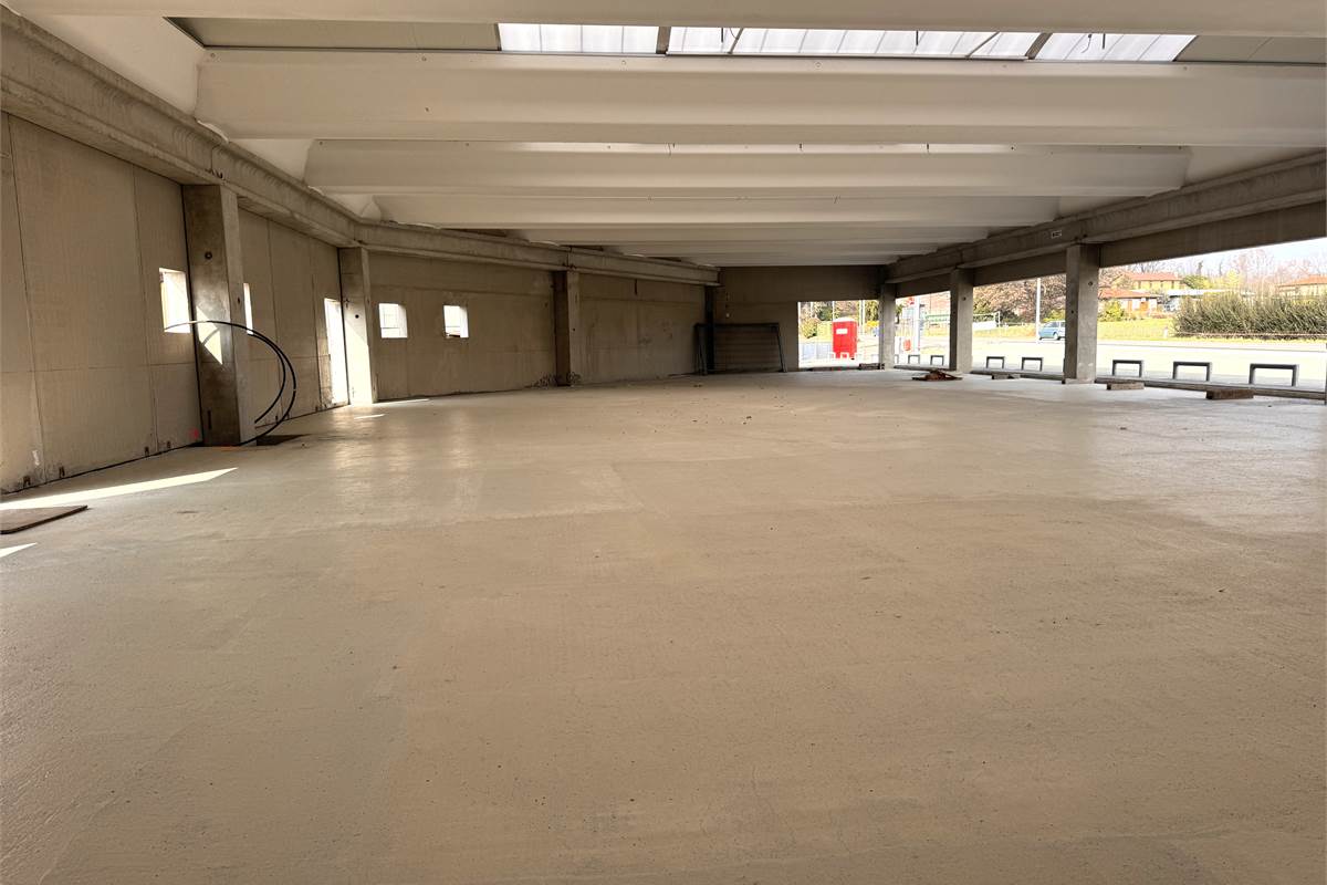 Locale commerciale in vendita a Fino Mornasco