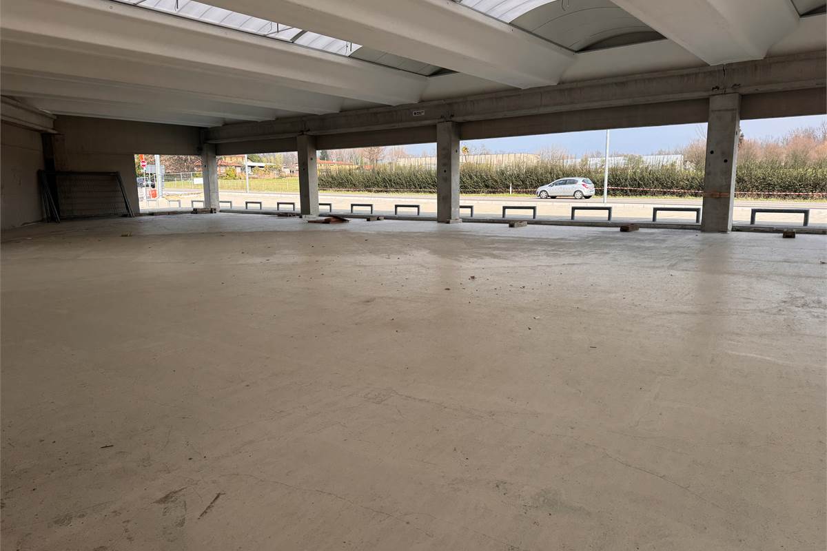 Locale commerciale in vendita a Fino Mornasco