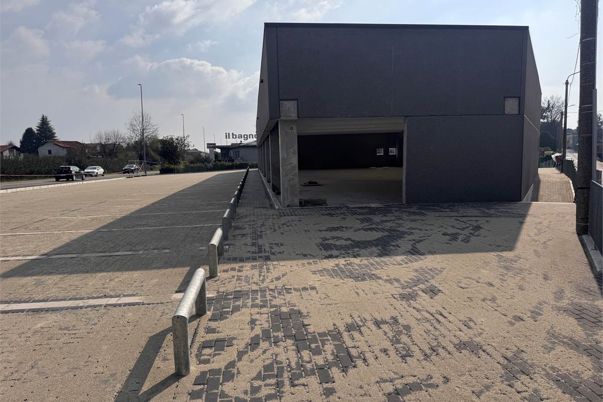 Locale commerciale in vendita a Fino Mornasco