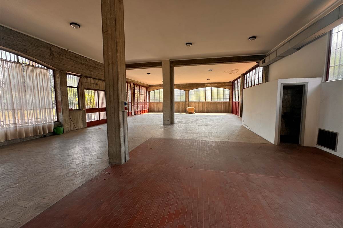 Appartamento con magazzino in vendita a Erba