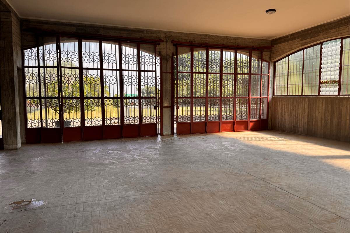 Appartamento con magazzino in vendita a Erba