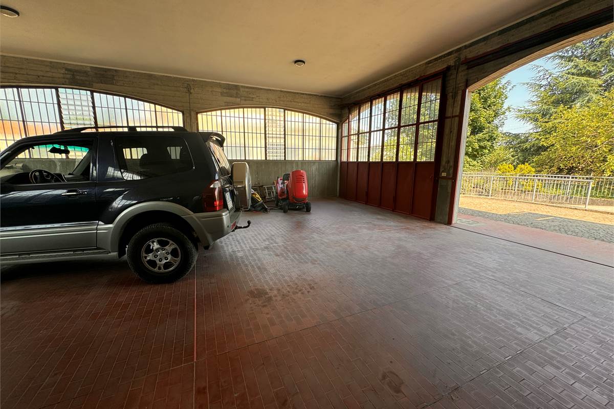 Appartamento con magazzino in vendita a Erba