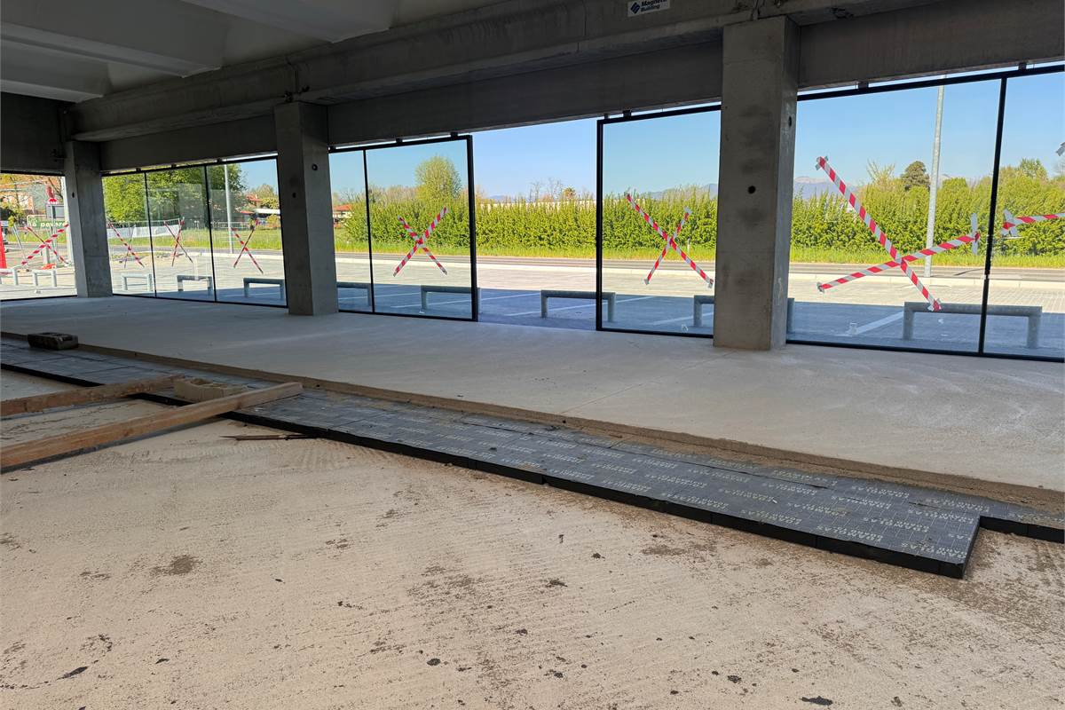 Locale commerciale in vendita a Fino Mornasco