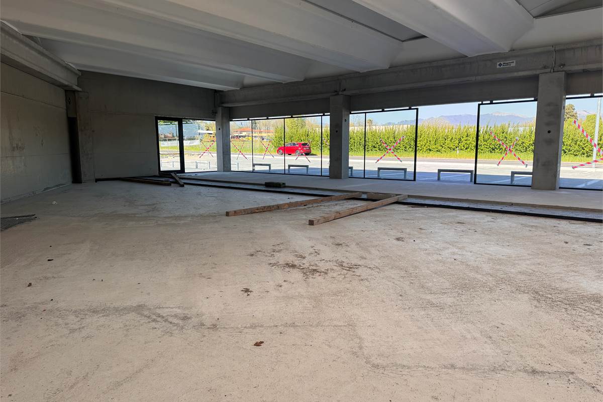 Locale commerciale in vendita a Fino Mornasco