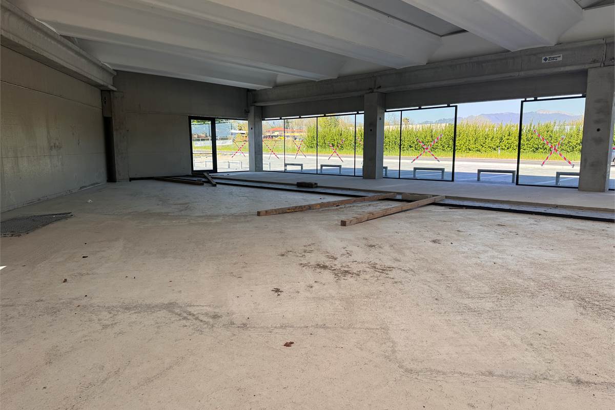 Locale commerciale in vendita a Fino Mornasco