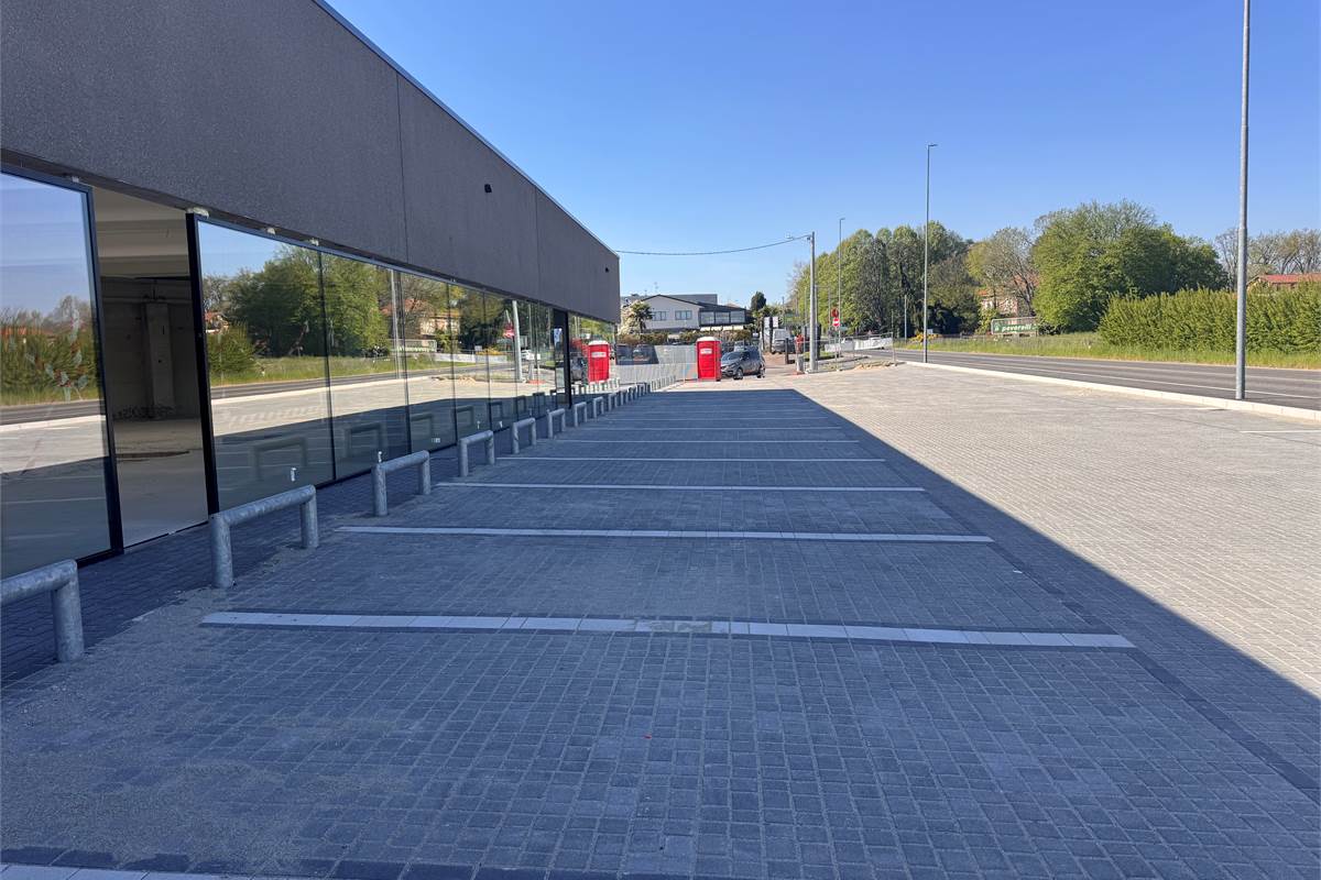 Locale commerciale in vendita a Fino Mornasco