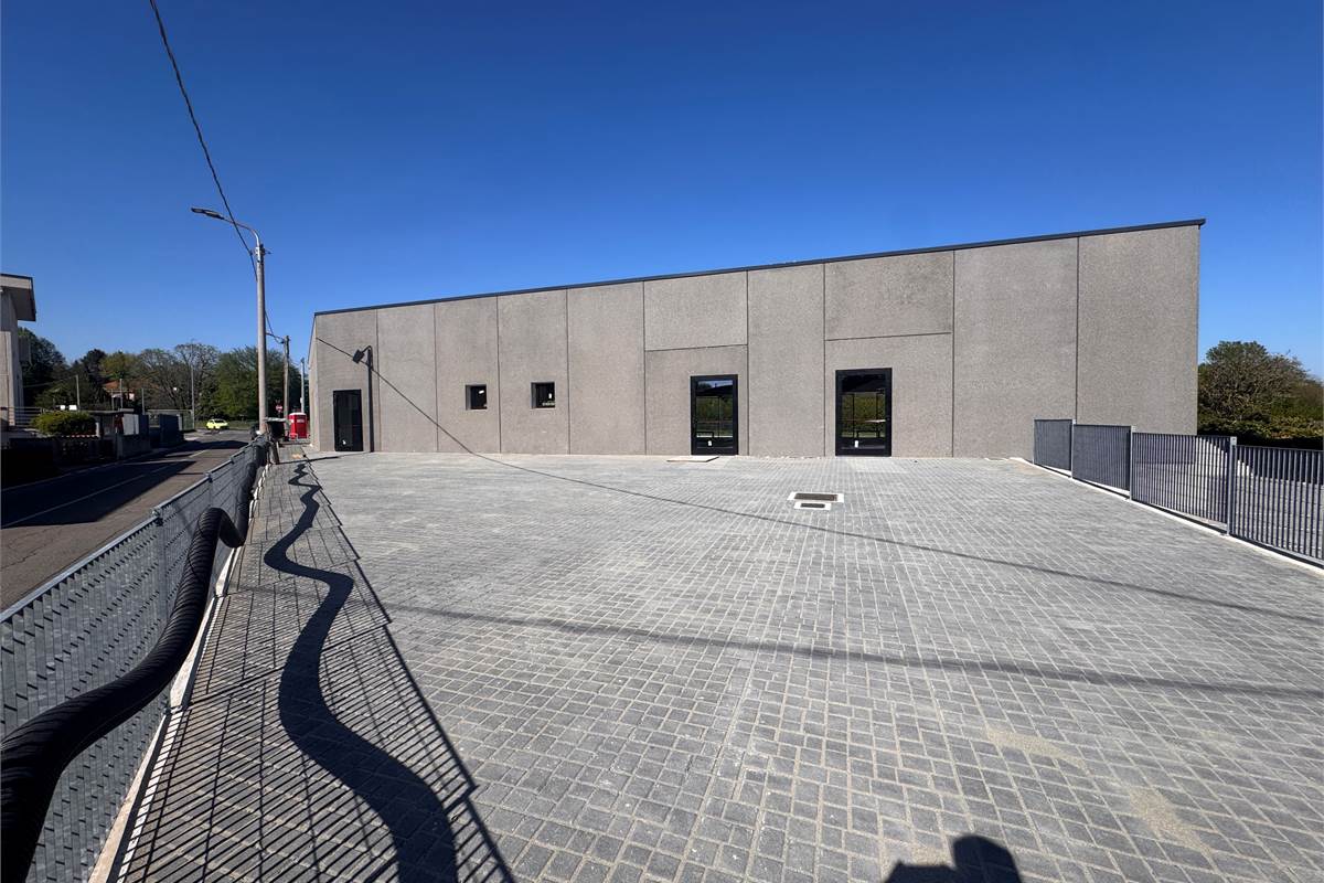 Locale commerciale in vendita a Fino Mornasco