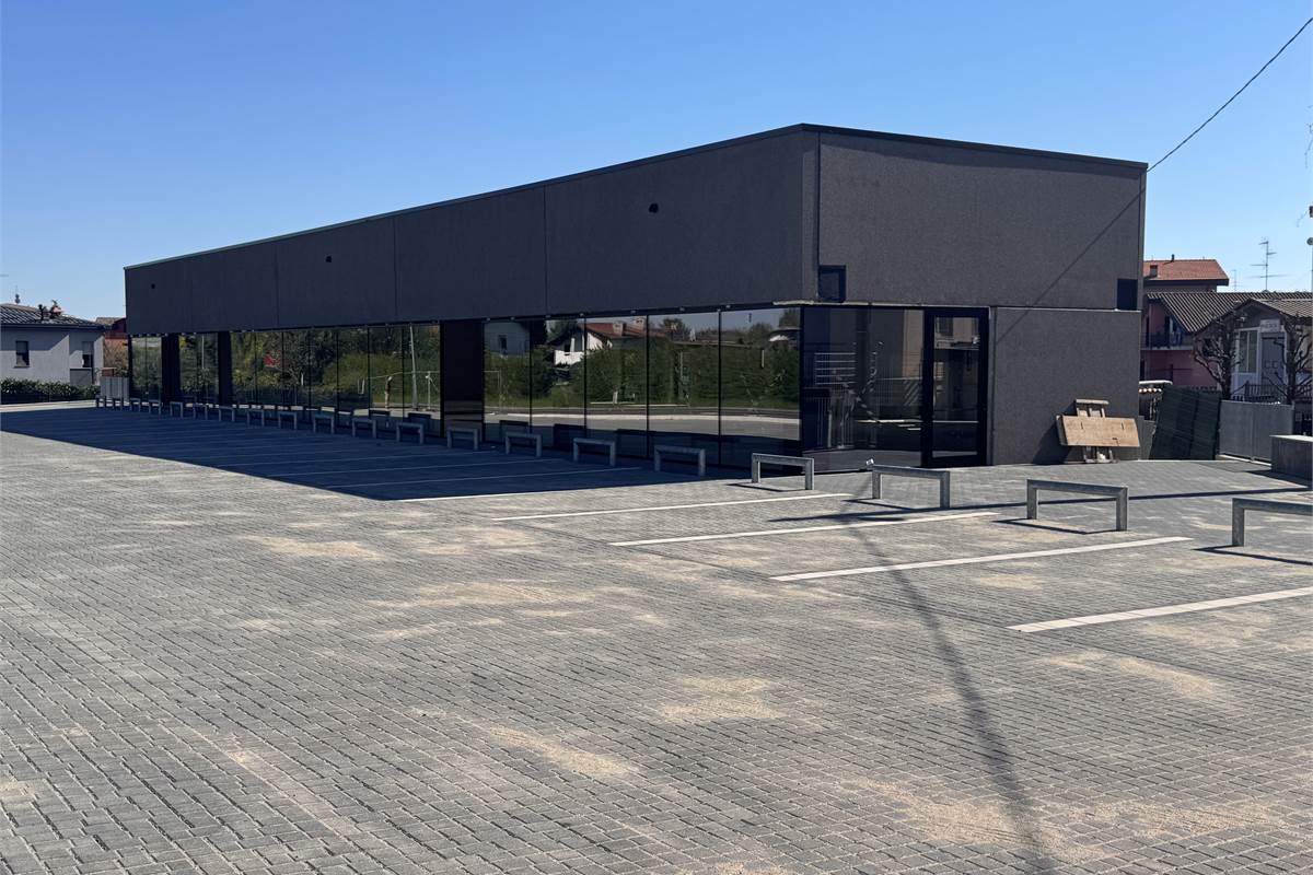 Locale commerciale in vendita a Fino Mornasco