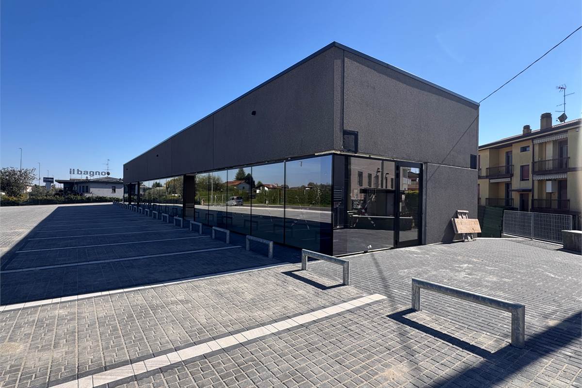 Locale commerciale in vendita a Fino Mornasco