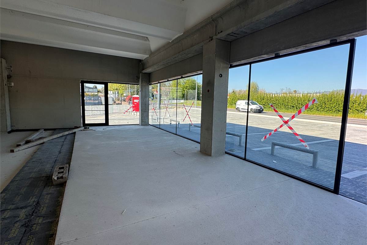 Locale commerciale in vendita a Fino Mornasco