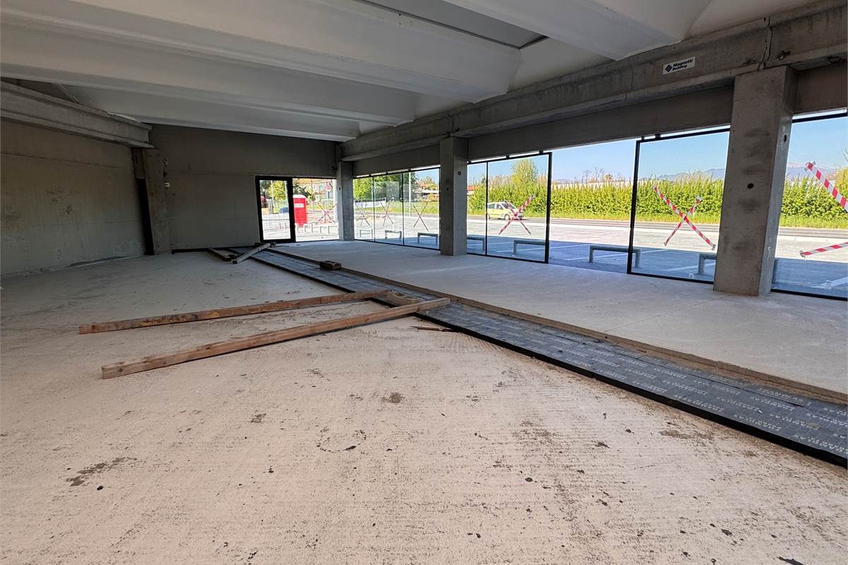 Locale commerciale in vendita a Fino Mornasco