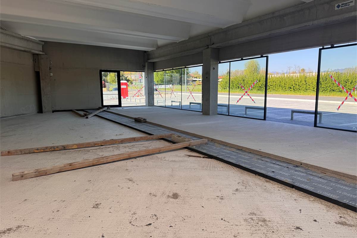 Locale commerciale in vendita a Fino Mornasco