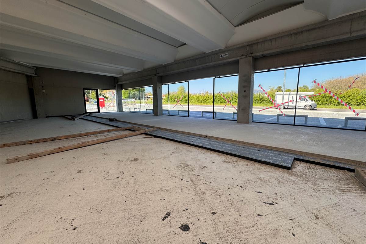 Locale commerciale in vendita a Fino Mornasco