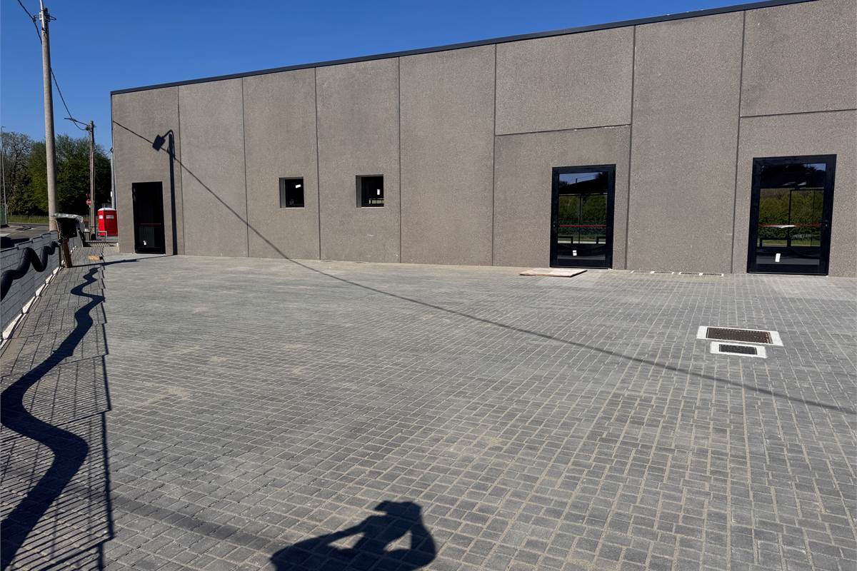 Locale commerciale in vendita a Fino Mornasco