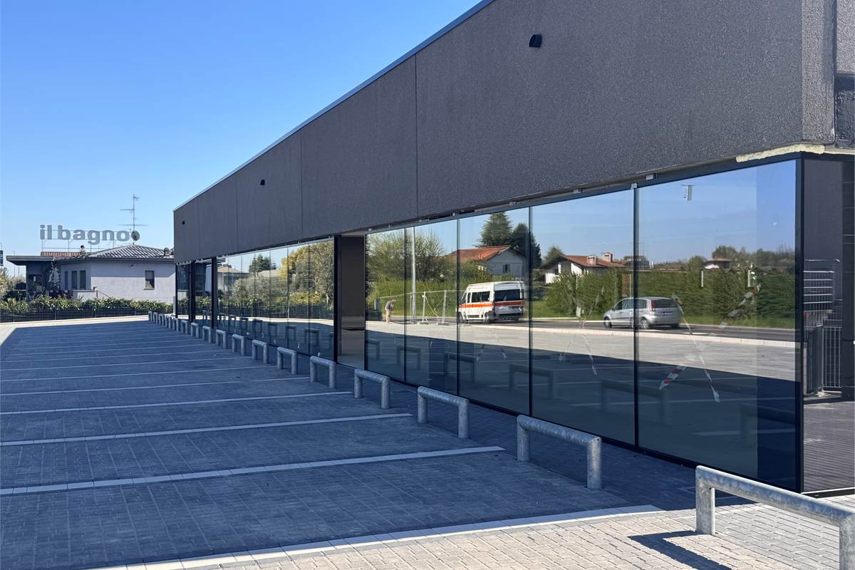 Locale commerciale in vendita a Fino Mornasco