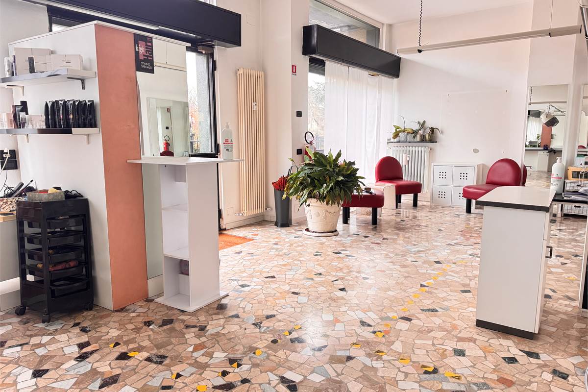 Ampio locale trasformabile in trilocale a Erba