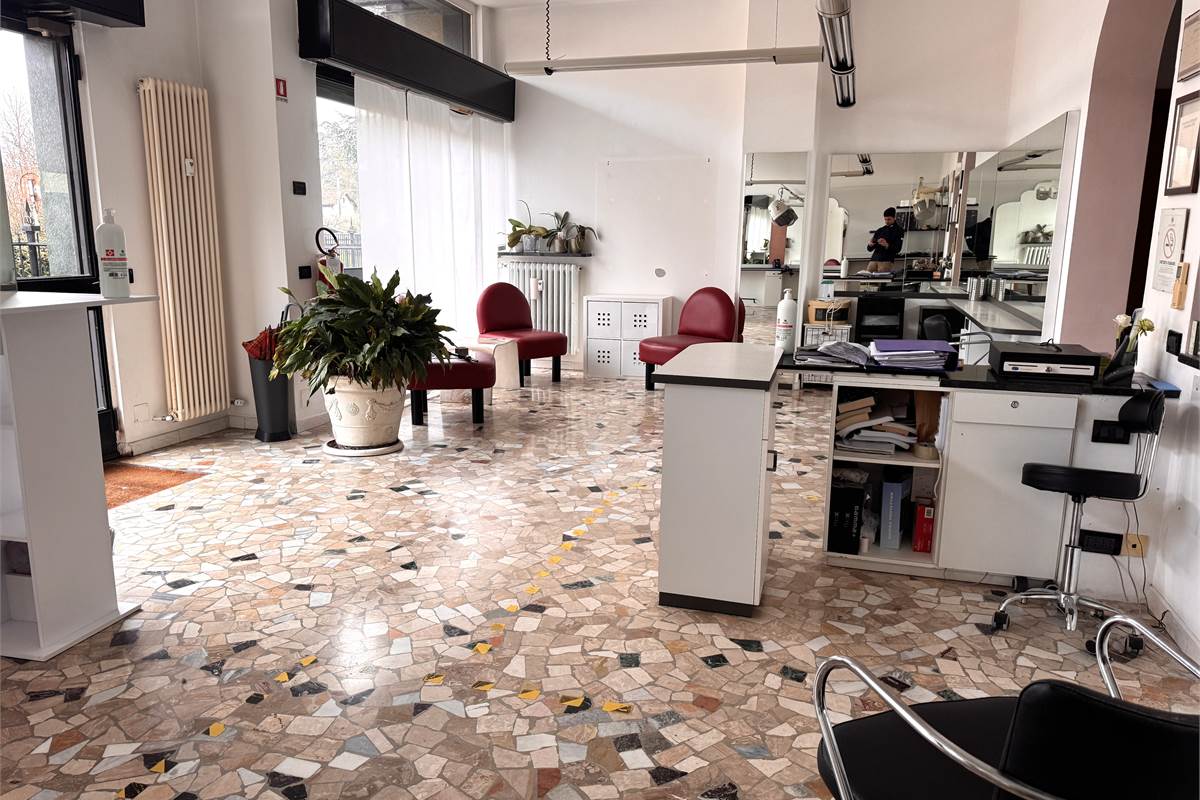 Ampio locale trasformabile in trilocale a Erba