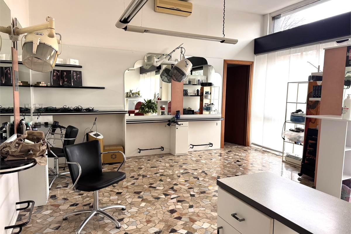 Ampio locale trasformabile in trilocale a Erba