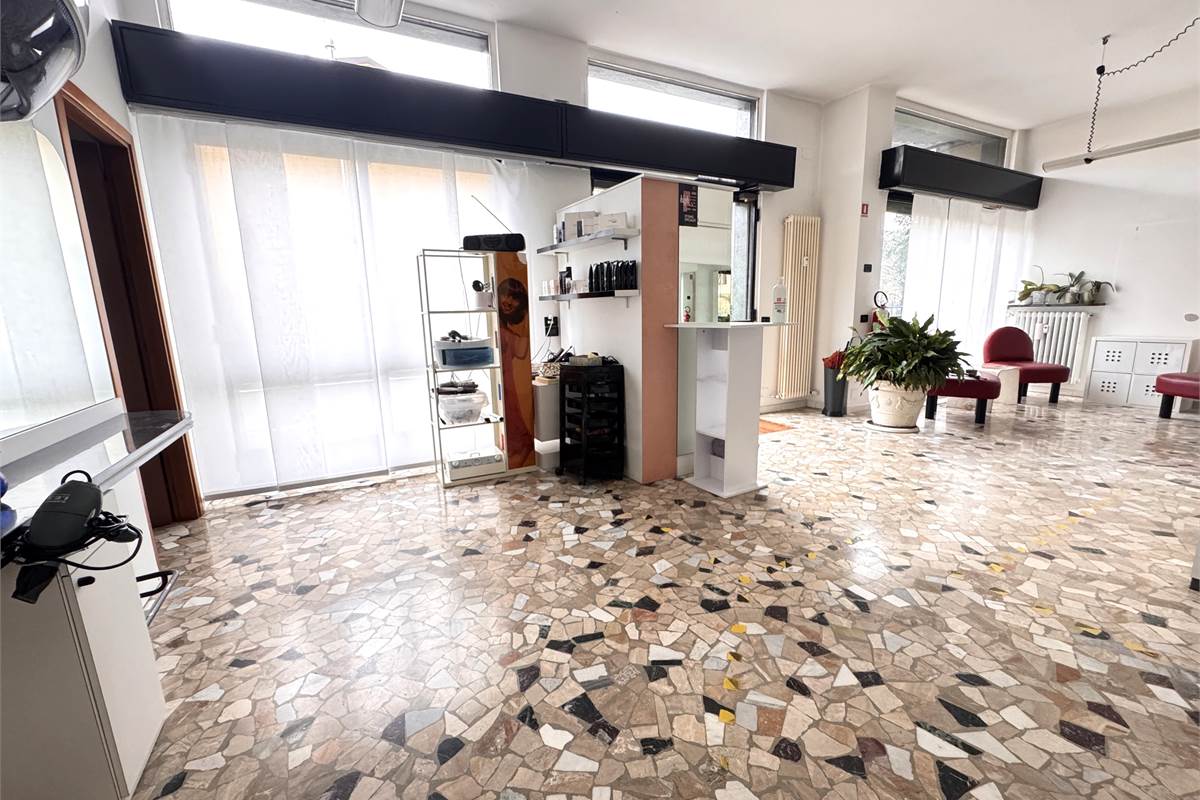 Ampio locale trasformabile in trilocale a Erba