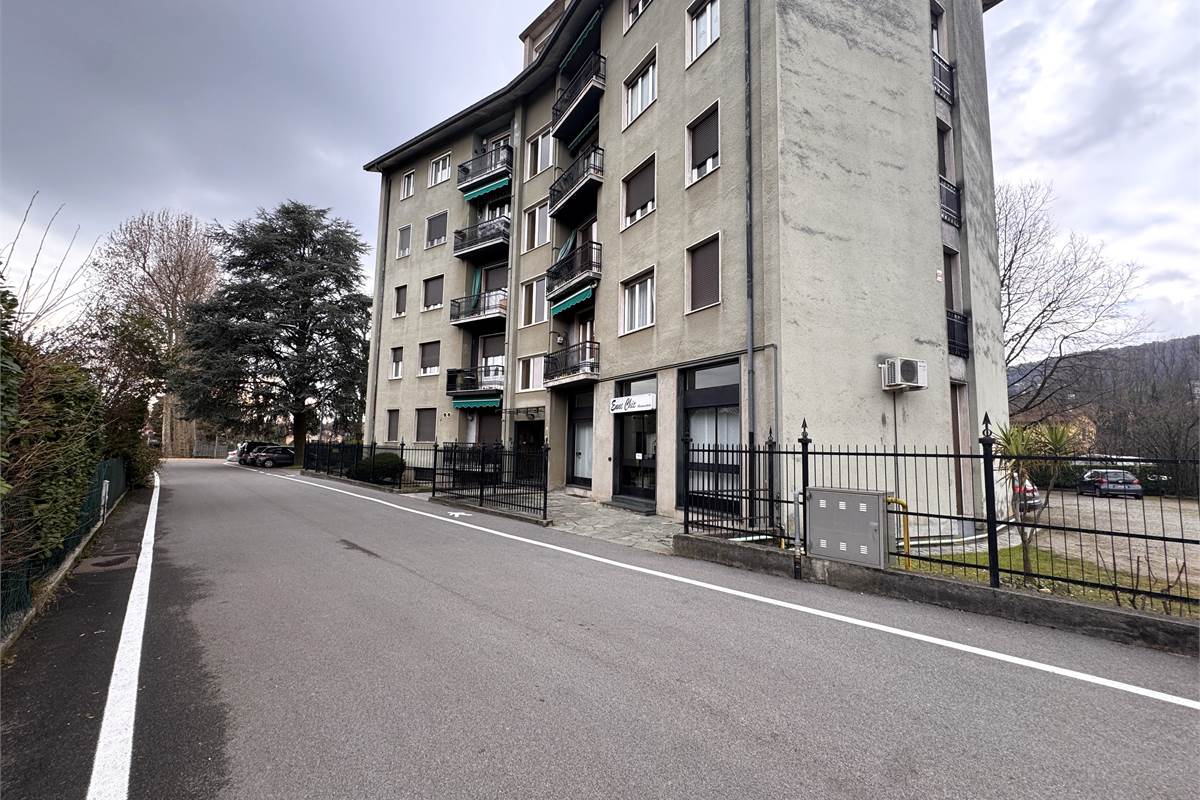 Ampio locale trasformabile in trilocale a Erba