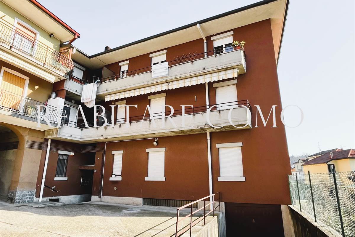 3 LOCALI IN CENTRO A LIPOMO CON POSTO AUTO
