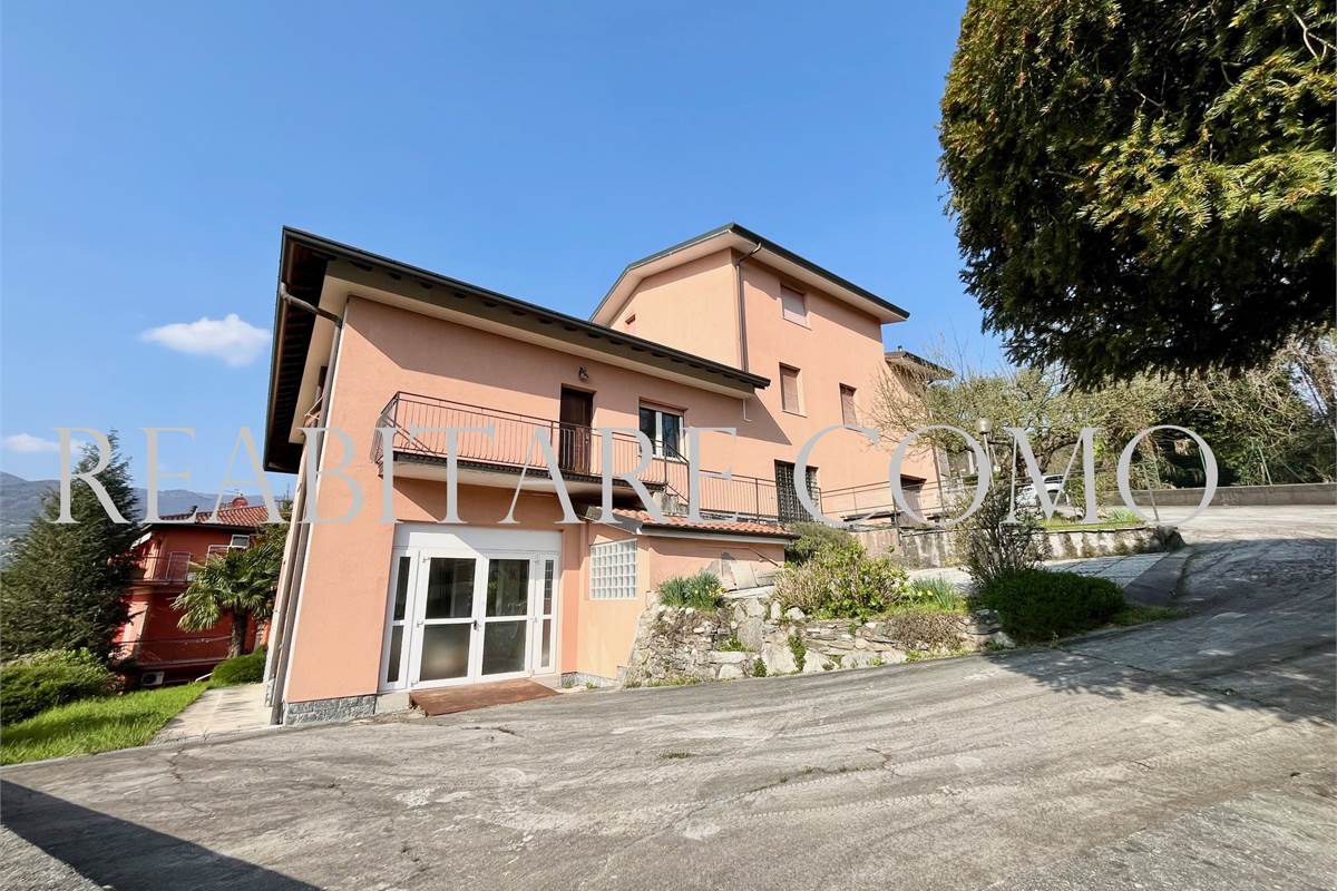 LIPOMO, PORZIONE DI VILLA  CON LABORATORIO