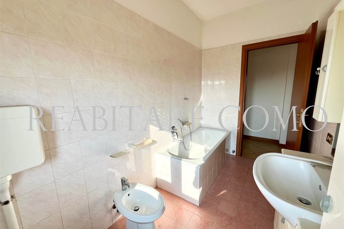 LIPOMO, PORZIONE DI VILLA  CON LABORATORIO