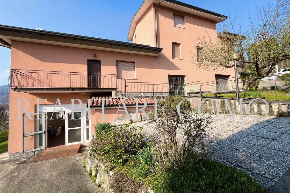 LIPOMO, PORZIONE DI VILLA  CON LABORATORIO