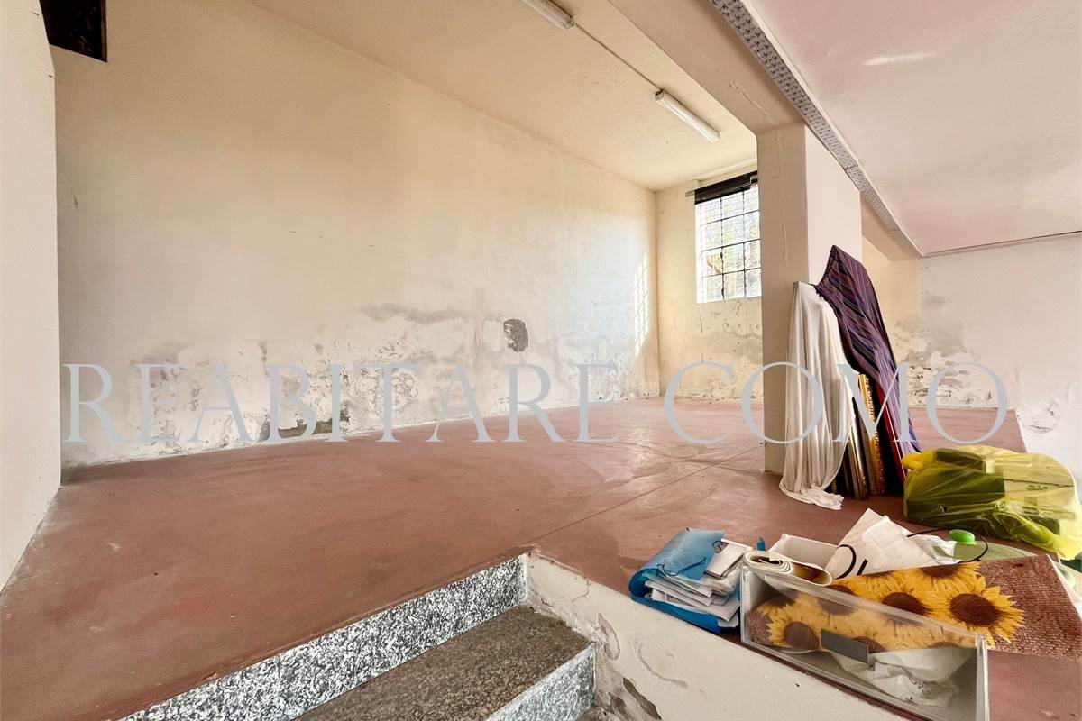 LIPOMO, PORZIONE DI VILLA  CON LABORATORIO