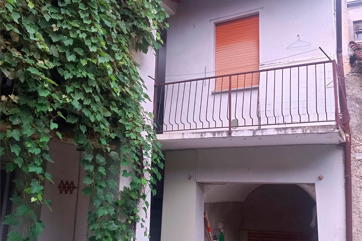 VALBRONA PORZIONE DI CASA CON BOX