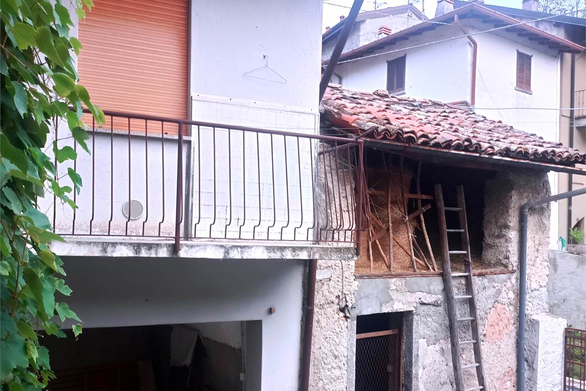 VALBRONA PORZIONE DI CASA CON BOX