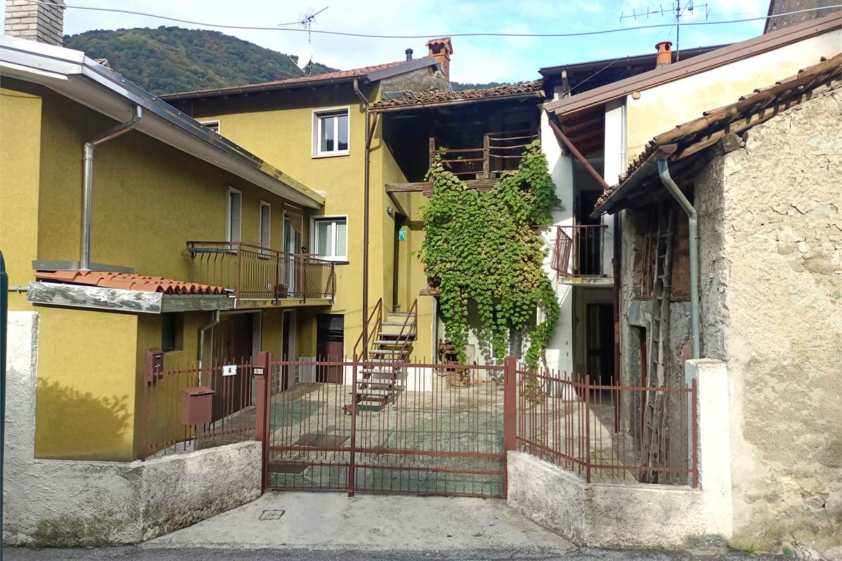 VALBRONA PORZIONE DI CASA CON BOX