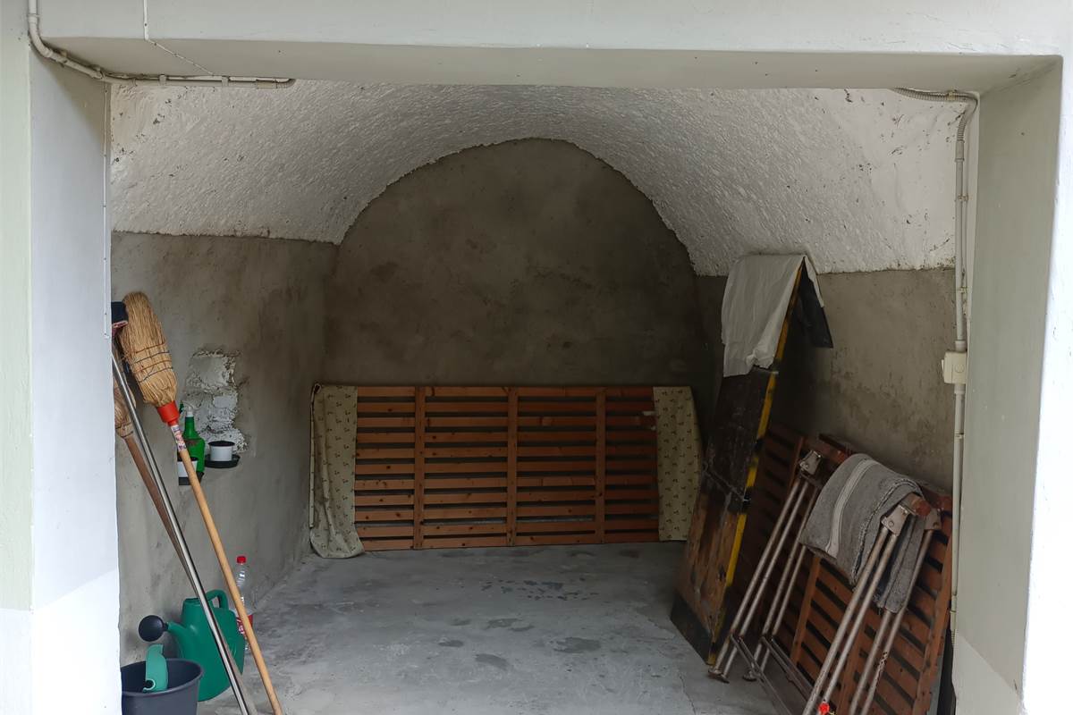 VALBRONA PORZIONE DI CASA CON BOX