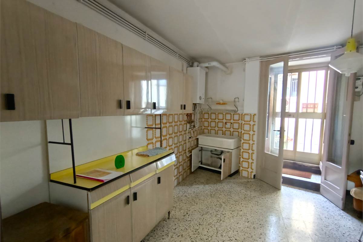 VALBRONA PORZIONE DI CASA CON BOX