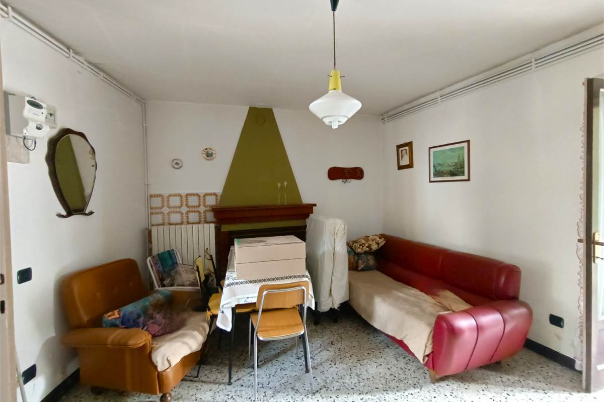 VALBRONA PORZIONE DI CASA CON BOX