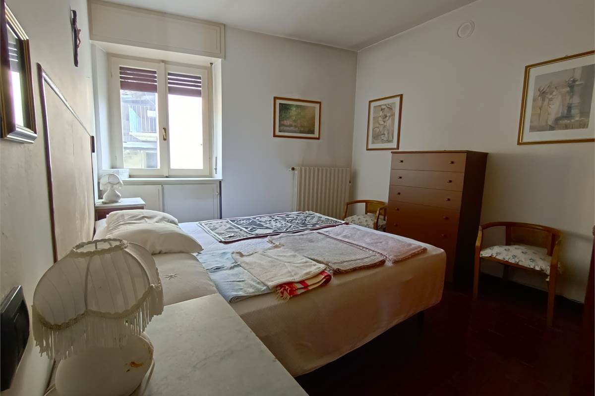 VALBRONA PORZIONE DI CASA CON BOX