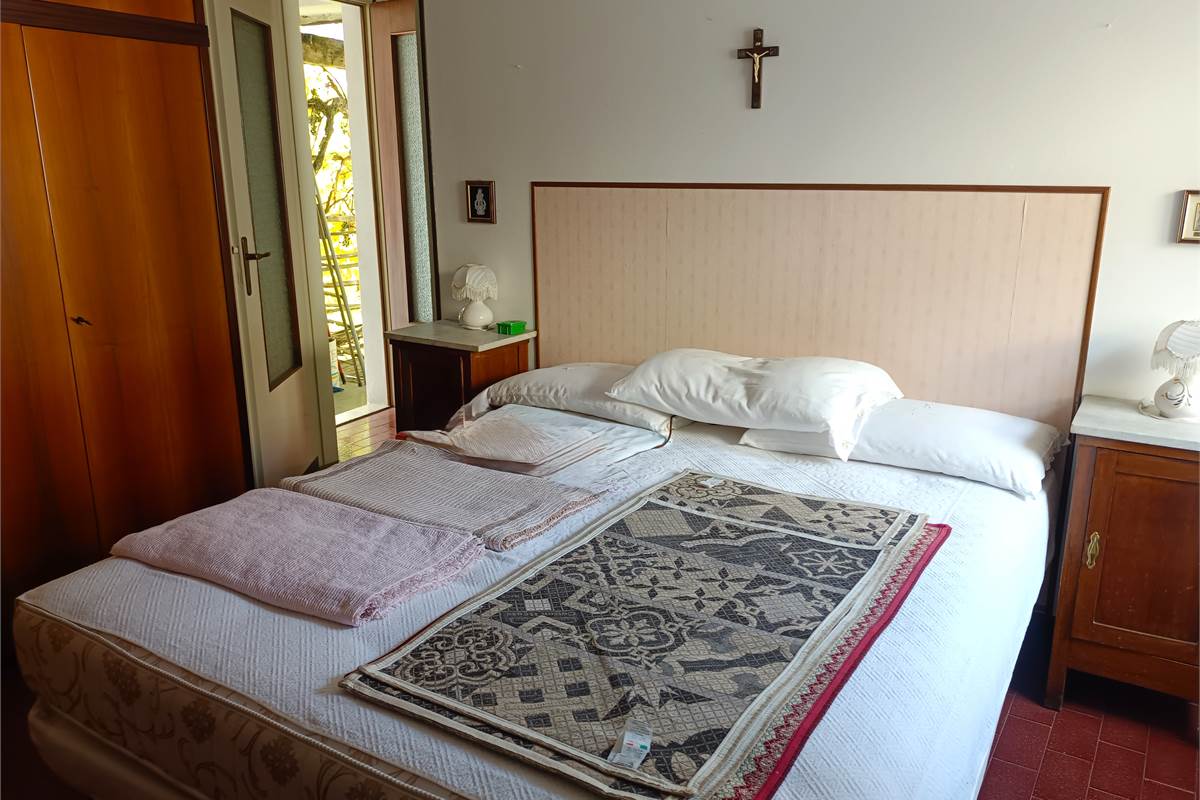 VALBRONA PORZIONE DI CASA CON BOX