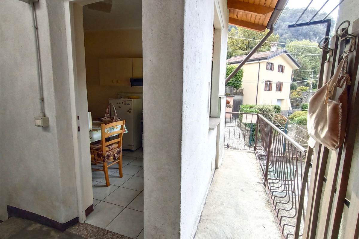 VALBRONA PORZIONE DI CASA CON BOX