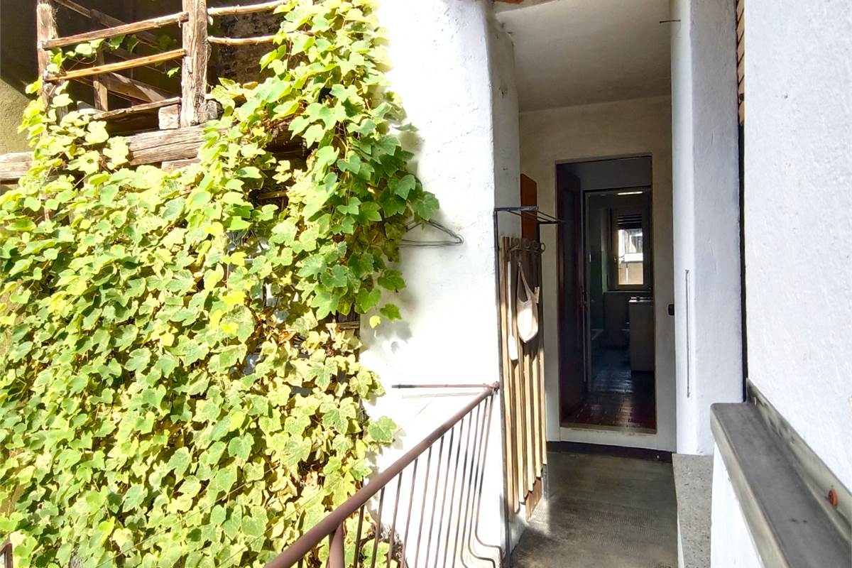 VALBRONA PORZIONE DI CASA CON BOX