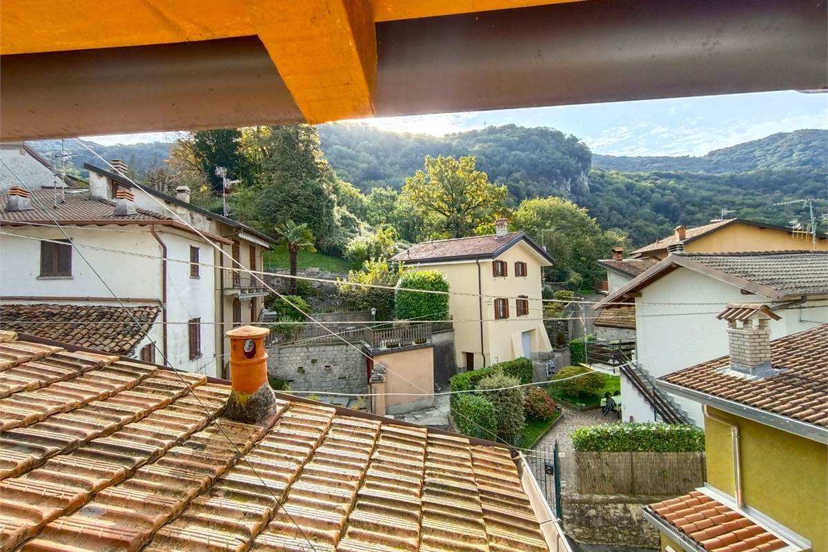 VALBRONA PORZIONE DI CASA CON BOX