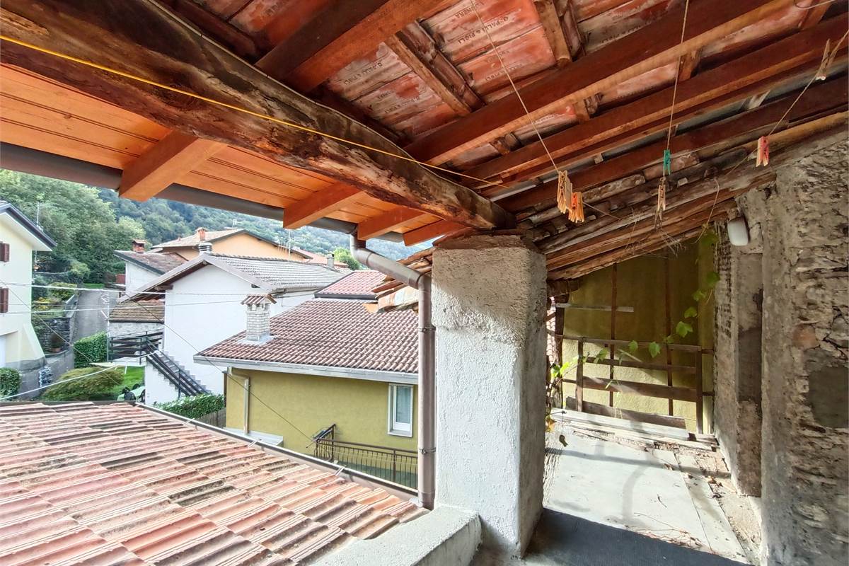 VALBRONA PORZIONE DI CASA CON BOX