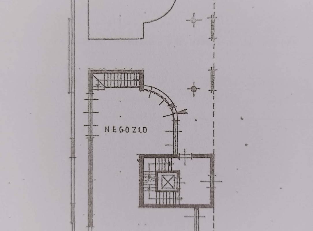 ERBA SUPERFICE COMMERCIALE CON PARCHEGGI 