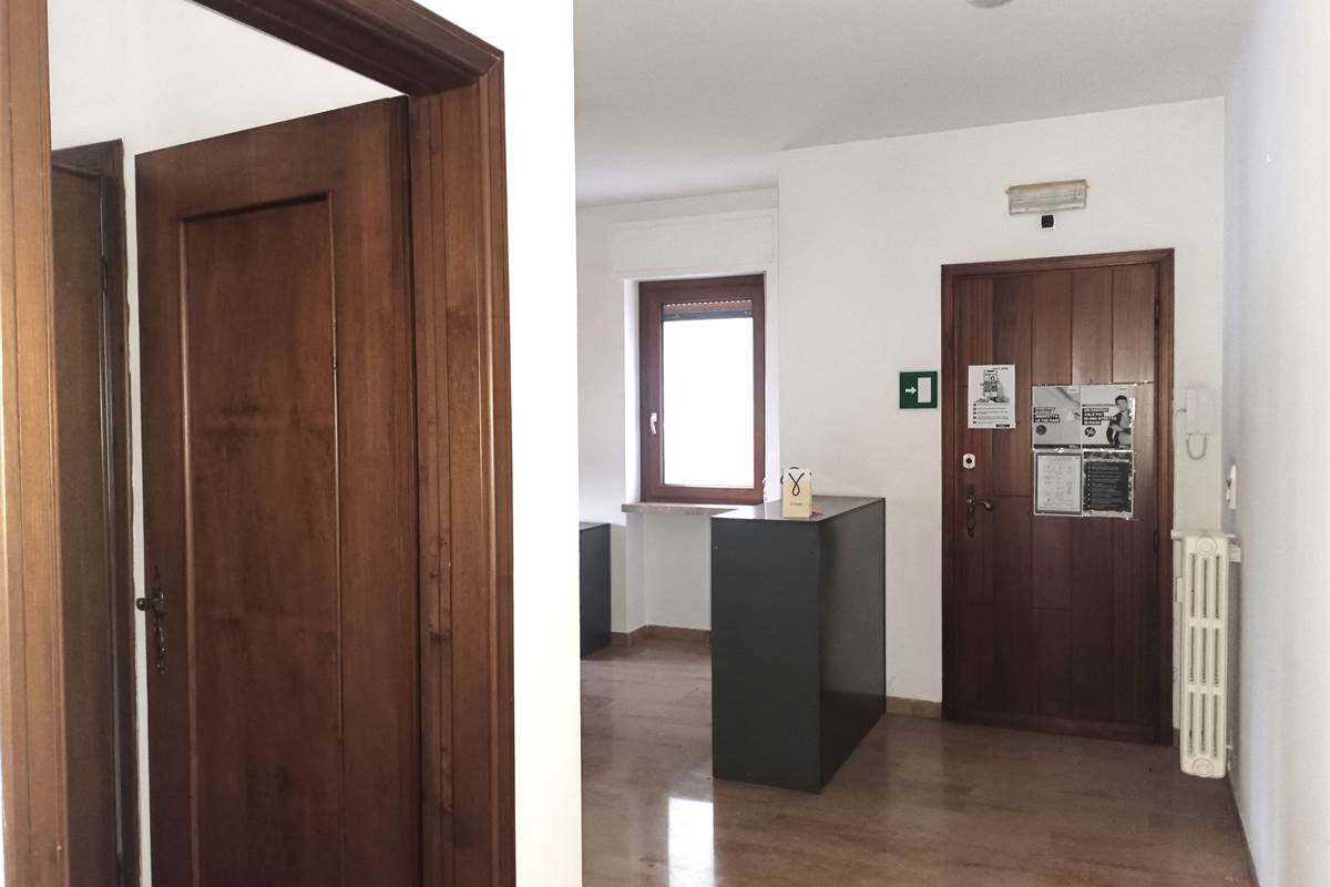 ERBA AFFITTASI UFFICIO