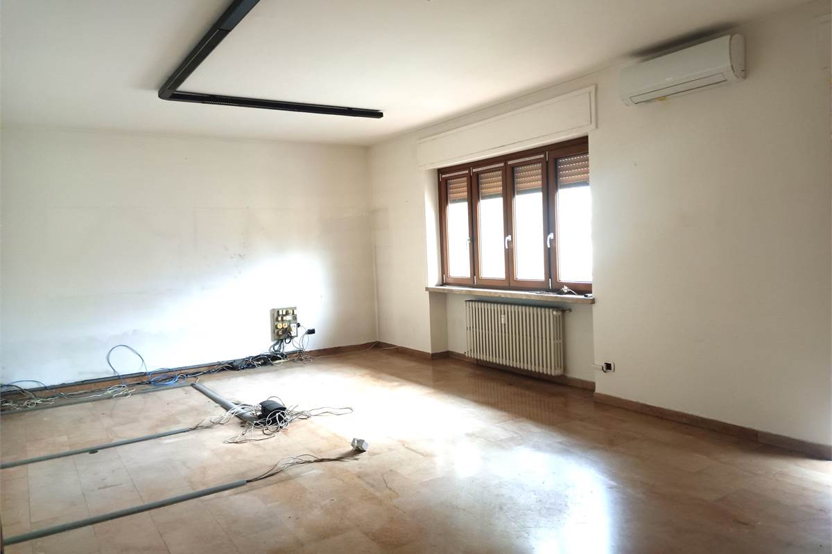 ERBA AFFITTASI UFFICIO