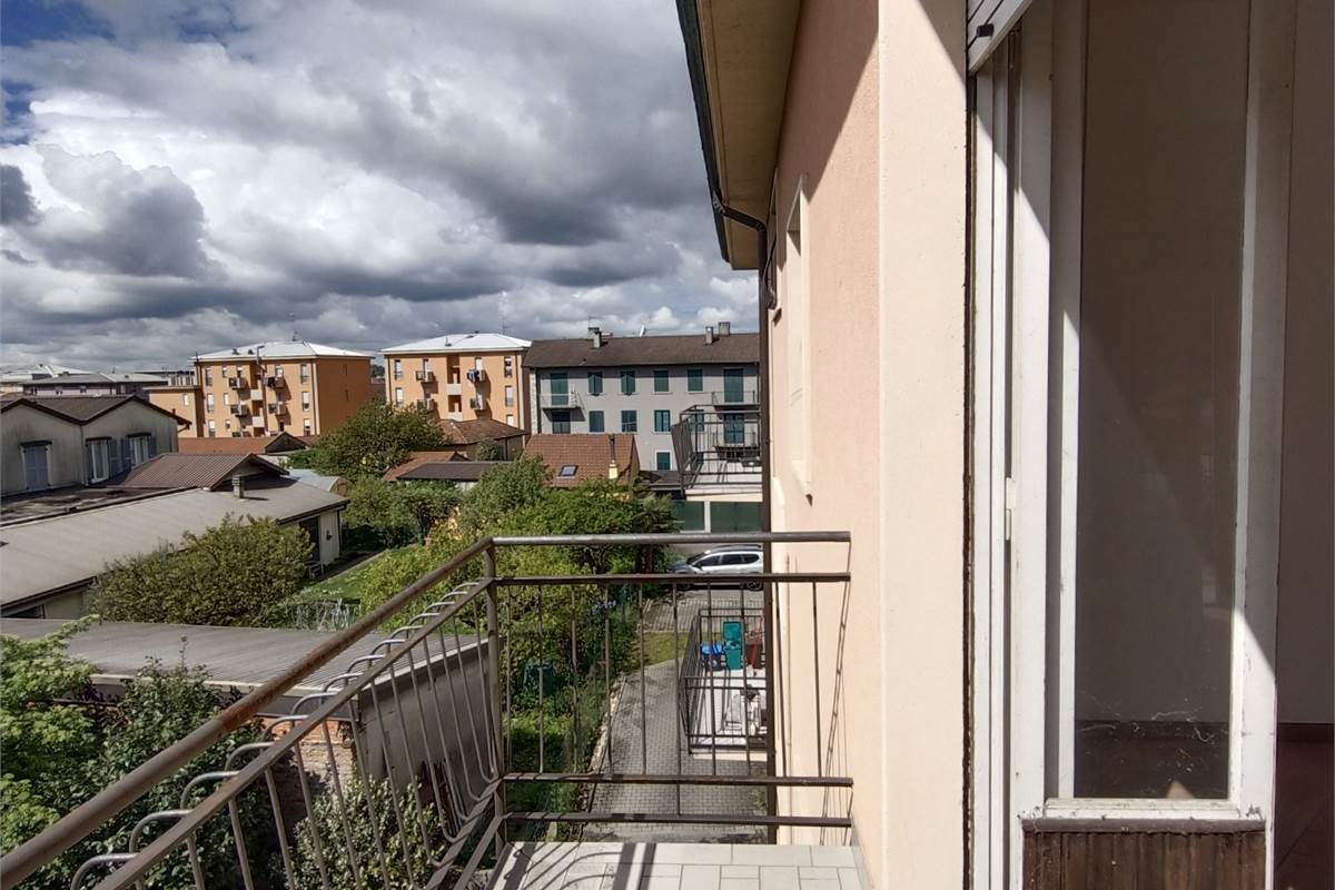 ALBATE TRILOCALE PANORAMICO CON GIARDINO