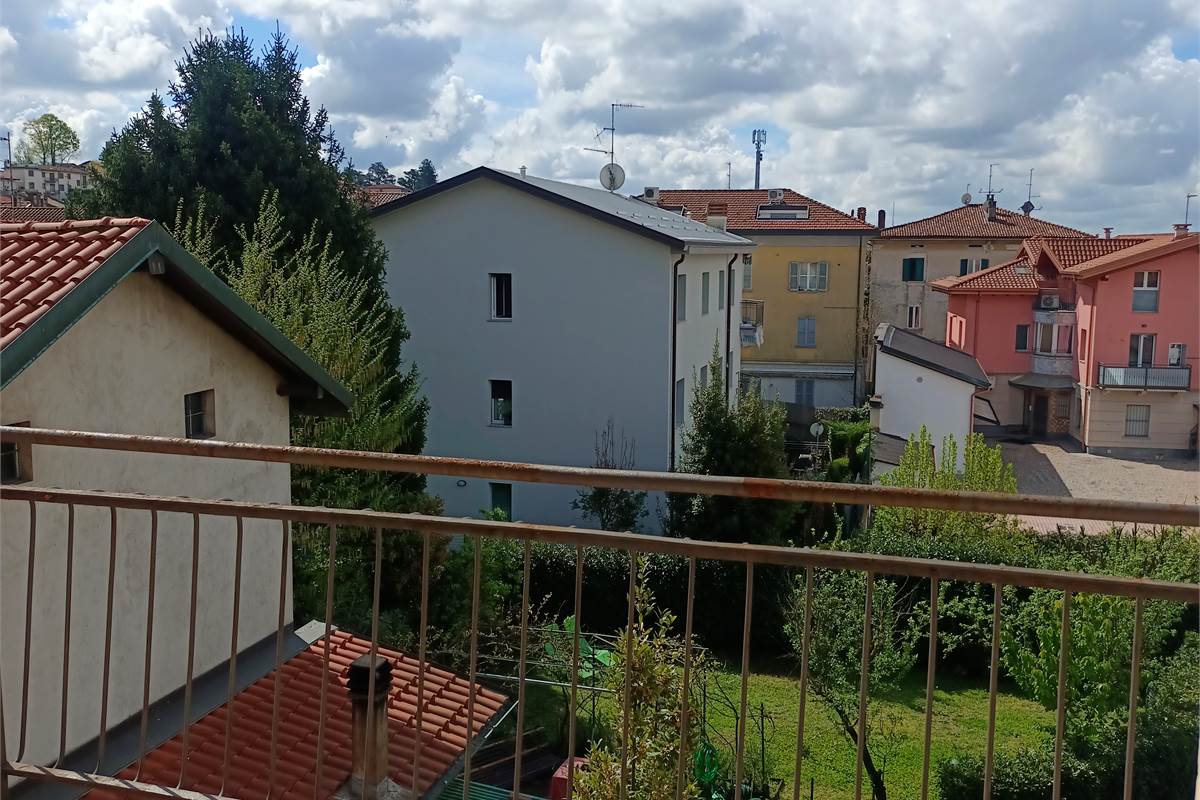 ALBATE TRILOCALE PANORAMICO CON GIARDINO