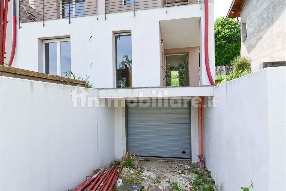 MONGUZZO VILLA SINGOLA CON GIARDINO